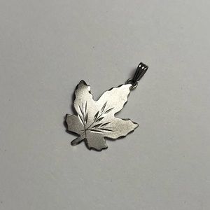 1960s vintage sterling silver maple leaf charm / pendant